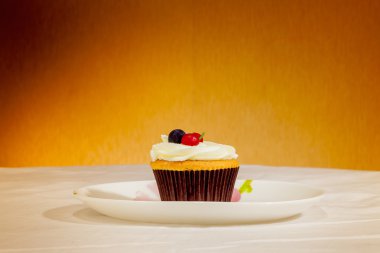 Lezzetli kek meyve Sarı zemin üzerine