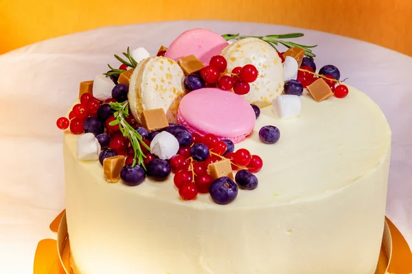 Verjaardagscake met room, vers fruit en bessen dia. — Stockfoto