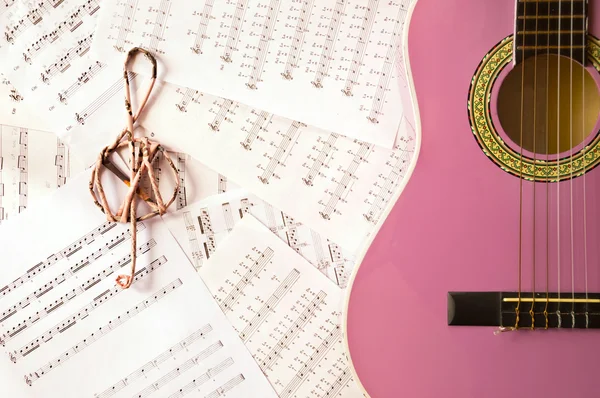 Violeta guitarra para crianças com fenda agudo em folhas de música de volta — Fotografia de Stock