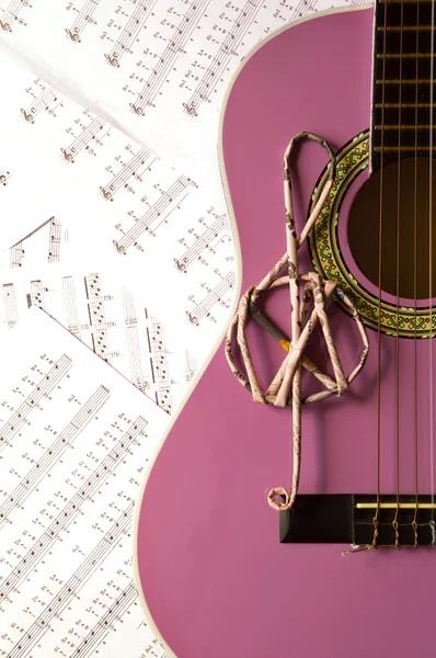 Фиолетовая гитара для детей с тройным ключом на нотах — стоковое фото