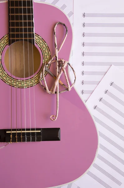 Violeta guitarra para crianças com fenda agudo em folhas de música de volta — Fotografia de Stock