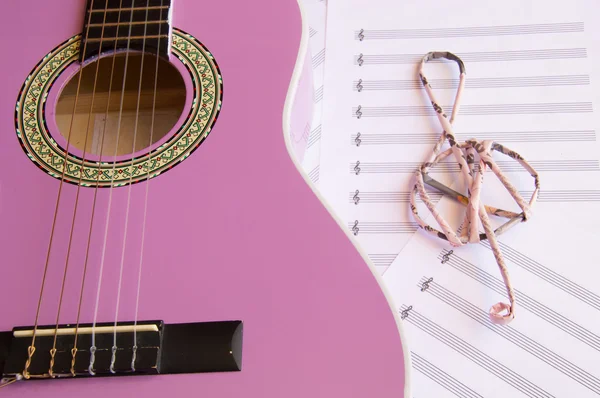 Violeta guitarra para crianças com fenda agudo em folhas de música de volta — Fotografia de Stock