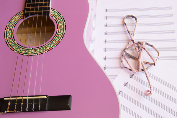 Фиолетовая гитара для детей с тройным ключом на нотах
