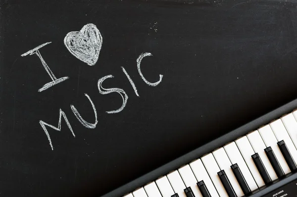Teclado de música no fundo do quadro negro para paixão e amor pela música — Fotografia de Stock