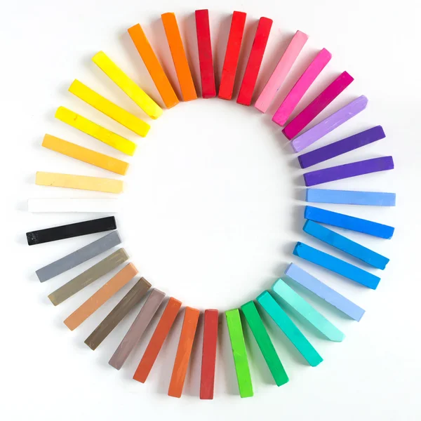 Tiza colorida alineada redondeada en círculo sobre fondo blanco —  Fotos de Stock