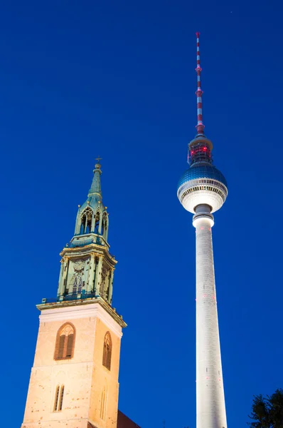 La Torre de la TV - Fernsehturm en sesión nocturna en Berlín, Alemania — Foto de Stock