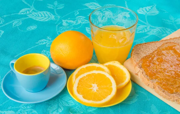 Pequeno-almoço continental com sumo de laranja, pão e compota — Fotografia de Stock