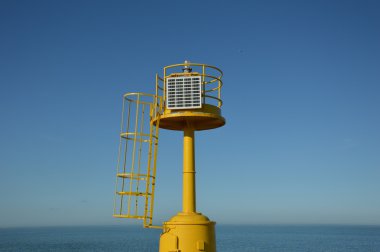 Güneş paneli ile modern deniz feneri