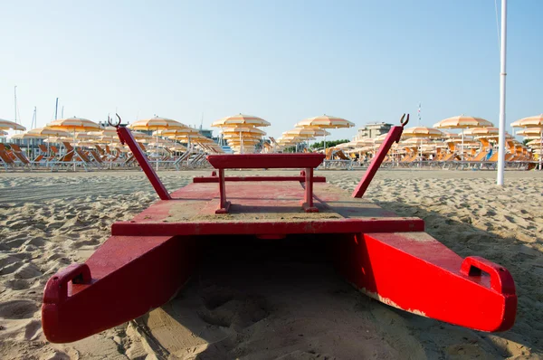 Viajes playa Romaña - playa y mar en Rímini con el primer barco de rescate rojo —  Fotos de Stock