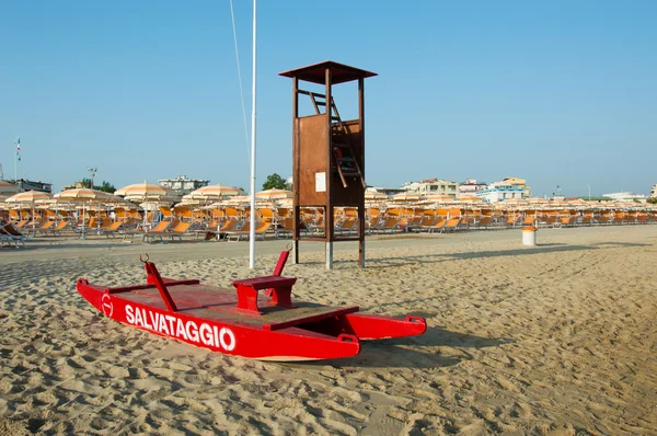 Playa de viaje Romaña - playa y mar en Rímini con boa de rescate rojo —  Fotos de Stock