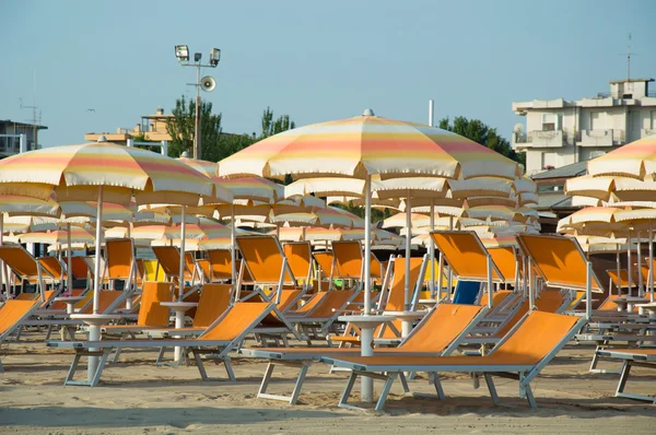 Playa de viaje Romaña - playa y mar en Rímini con sombrillas amarillas —  Fotos de Stock