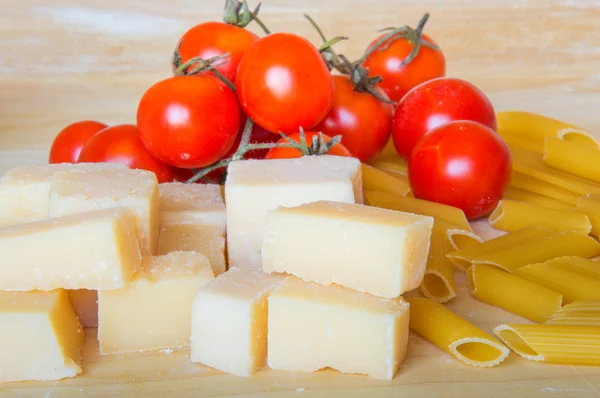 Grana padano with pasta and tomatoes — Stock Photo, Image