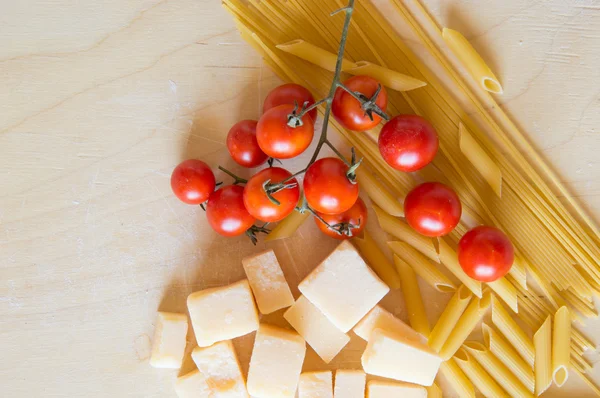 Grana padano con pasta y tomates — Foto de Stock