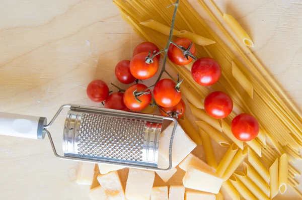 Grana padano with pasta and tomatoes — Stock Photo, Image