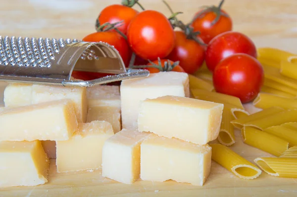 Grana padano con pasta y tomates — Foto de Stock