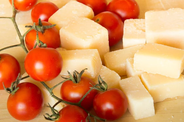 Grana padano  and tomatoes — Stock Photo, Image