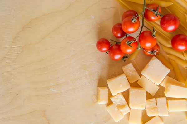 Grana padano med pasta og tomater – stockfoto