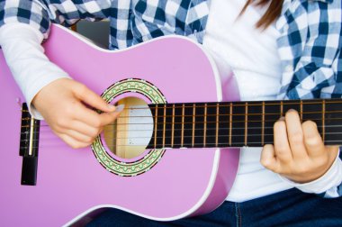 Çocuklar için gitar müzik okulu