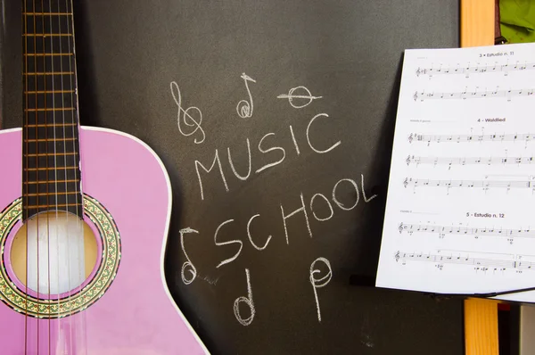 Детская музыкальная школа гитары — стоковое фото