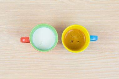 Ahşap tahta üzerinde renkli kahve bardağı