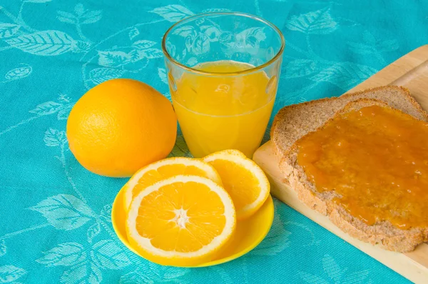 Bună dimineața cu suc de portocale, pâine și gem — Fotografie, imagine de stoc