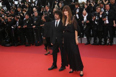 Yarol Poupaud ve Caroline de Maigret 