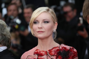Kirsten Dunst, Kafe Cemiyeti 'ne katılıyor.