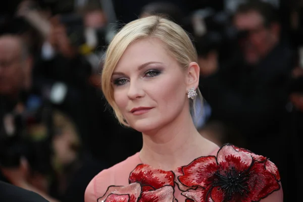 Kirsten Dunst asiste a la 'Sociedad Café' — Foto de Stock