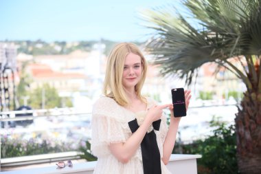 Elle Fanning katılır ' Neon iblis