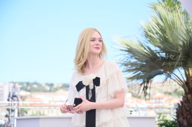 Elle Fanning katılır ' Neon iblis