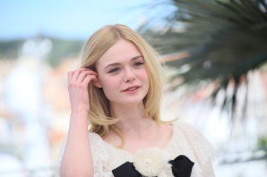 Elle Fanning, Neon Demon 'a katılıyor.