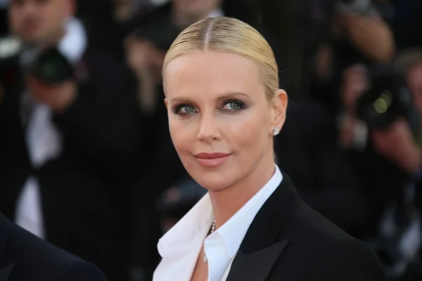 Herečka Charlize na filmovém festivalu v Cannes — Stock fotografie