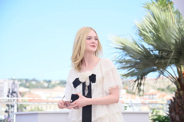 Elle Fanning katılır ' Neon iblis
