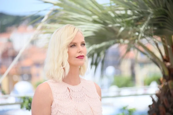 Charlize Theron részt vesz az "Utolsó Facebookon" — Stock Fotó