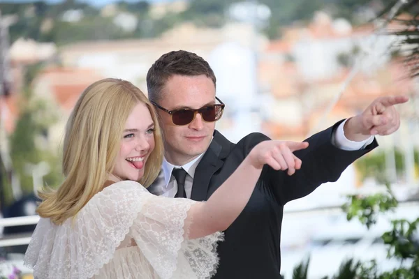 Elle Fanning besucht "The Neon Demonstrator" — Stockfoto