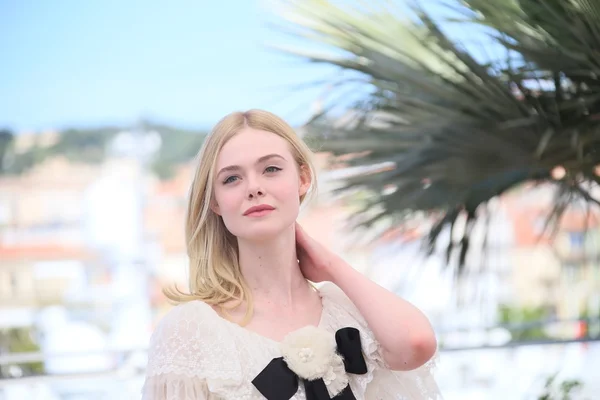 Elle Fanning részt vesz a Neon Demonon. — Stock Fotó