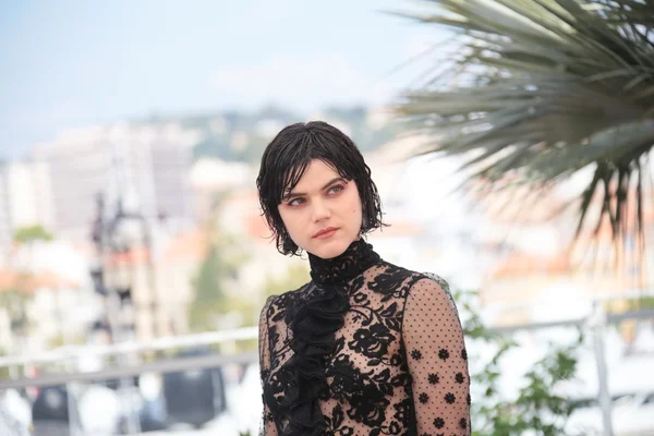 L'actrice SoKo assiste à l'escale — Photo