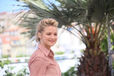 Virginie Efira, Elle 'e katılıyor. 