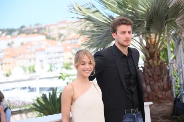 Jonas Bloquet, Alice Isaaz