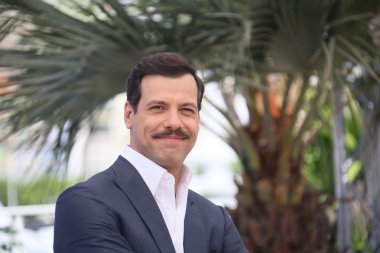 Laurent Lafitte, Elle 'e katılıyor.