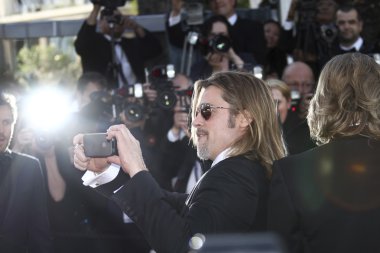 Brad Pitt 'Öldürme onları usulca' prömiyeri katılır