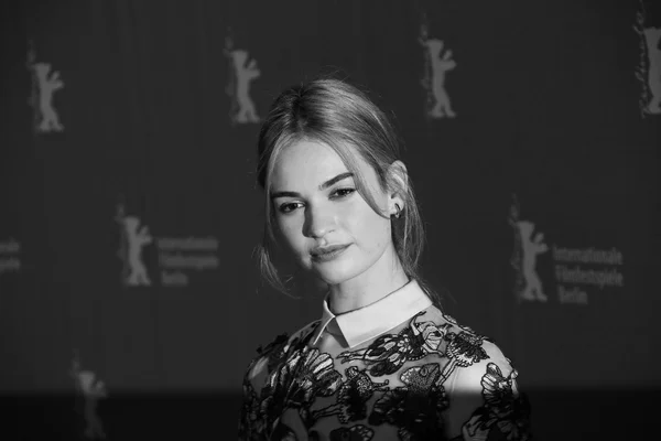 Lily James 'Külkedisi' photocall katılır — Stok fotoğraf