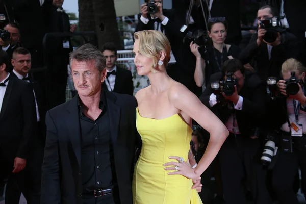 Σαρλίζ Θερόν και sean penn — Stockfoto