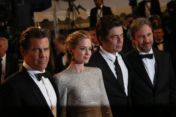 Josh brolin, emily stumpf, denis villeneuve und benicio del toro — Stockfoto