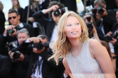 Toni garrn 68 yıllık cannes film festivali sırasında katılır