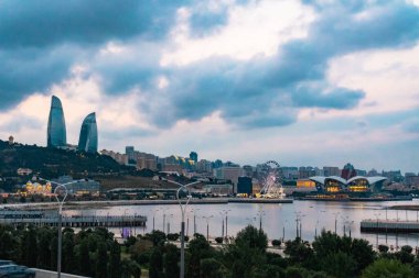 Bakü şehrinin şehir manzarası. Seyahat ve tatil konsepti fotoğrafı