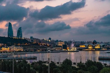 Fotoğraf kentsel alanda ele geçirildi. Bakü, Azerbaycan.