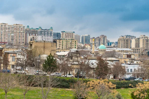 Central Park 'ta hava soğuk. Bakü, Azerbaycan. 15.02.2025.