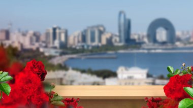 Azerbaycan 'ın başkenti Bakü' nün bulanık şehir planına sahip ürün sunumu için ahşap masa üstü görüntüsü. Gül çiçekleriyle süslenmiş..