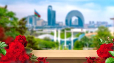 Azerbaycan 'ın başkenti Bakü' nün bulanık şehir planına sahip ürün sunumu için ahşap masa üstü görüntüsü. Gül çiçekleriyle süslenmiş..